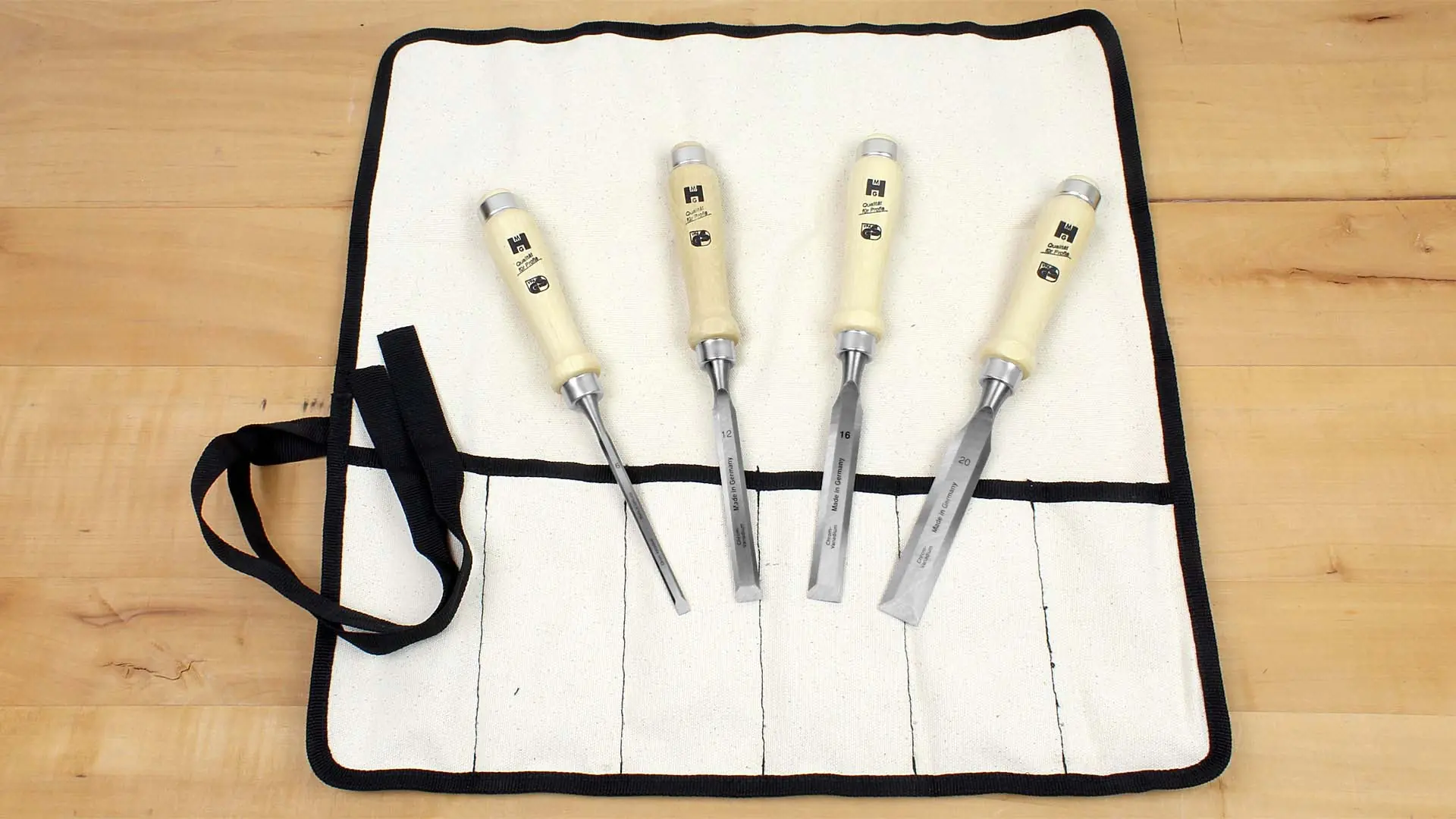 Set di 4 scalpelli MHG lama affilata con manico in carpino 6-12-16-20 mm in rotolo di cotone nautico Set di 4 scalpelli MHG lama affilata con manico in carpino 6-12-16-20 mm in rotolo di cotone nautico