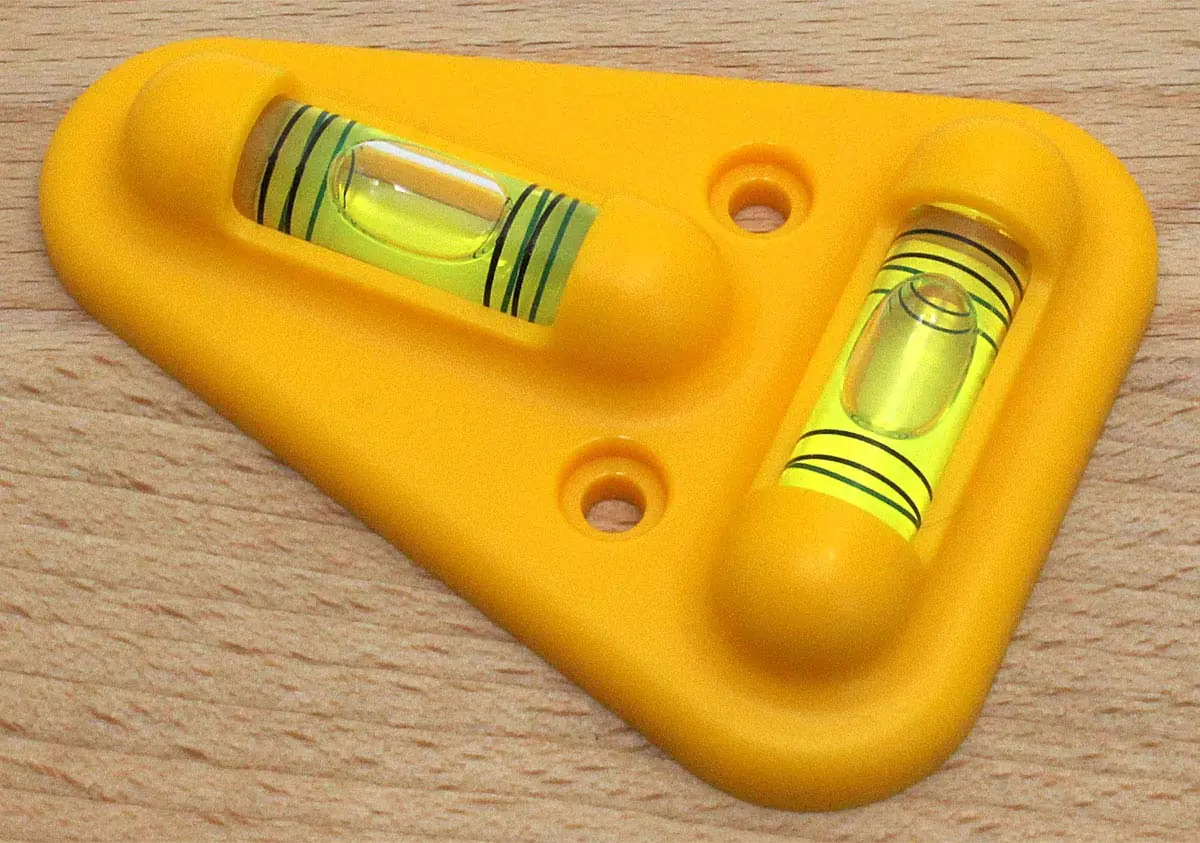 Mini livella con 2 bolle lunghezza 74 mm larghezza 55 mm spessore 14 mm