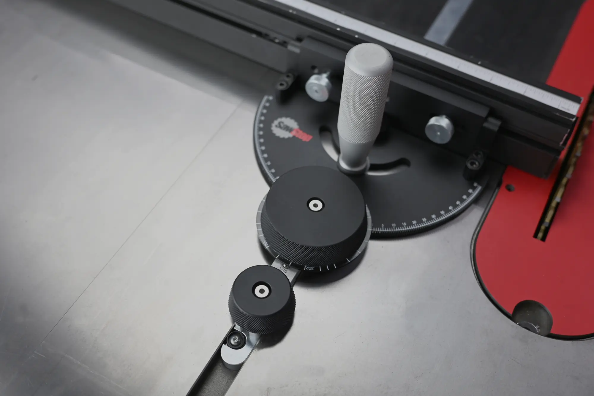 REVOLUTION squadra angolare con regolazione fine SawStop