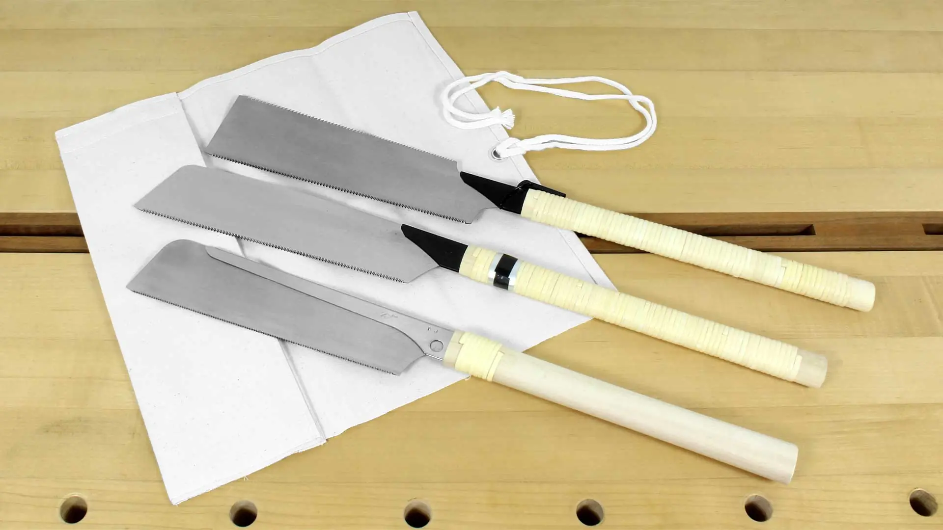 Set Standard di 3 seghe giapponesi consistente di Dozuki 309325 - Ryoba 309310 - Kataba 309300 e custiodia in tessuto naturale 309858
