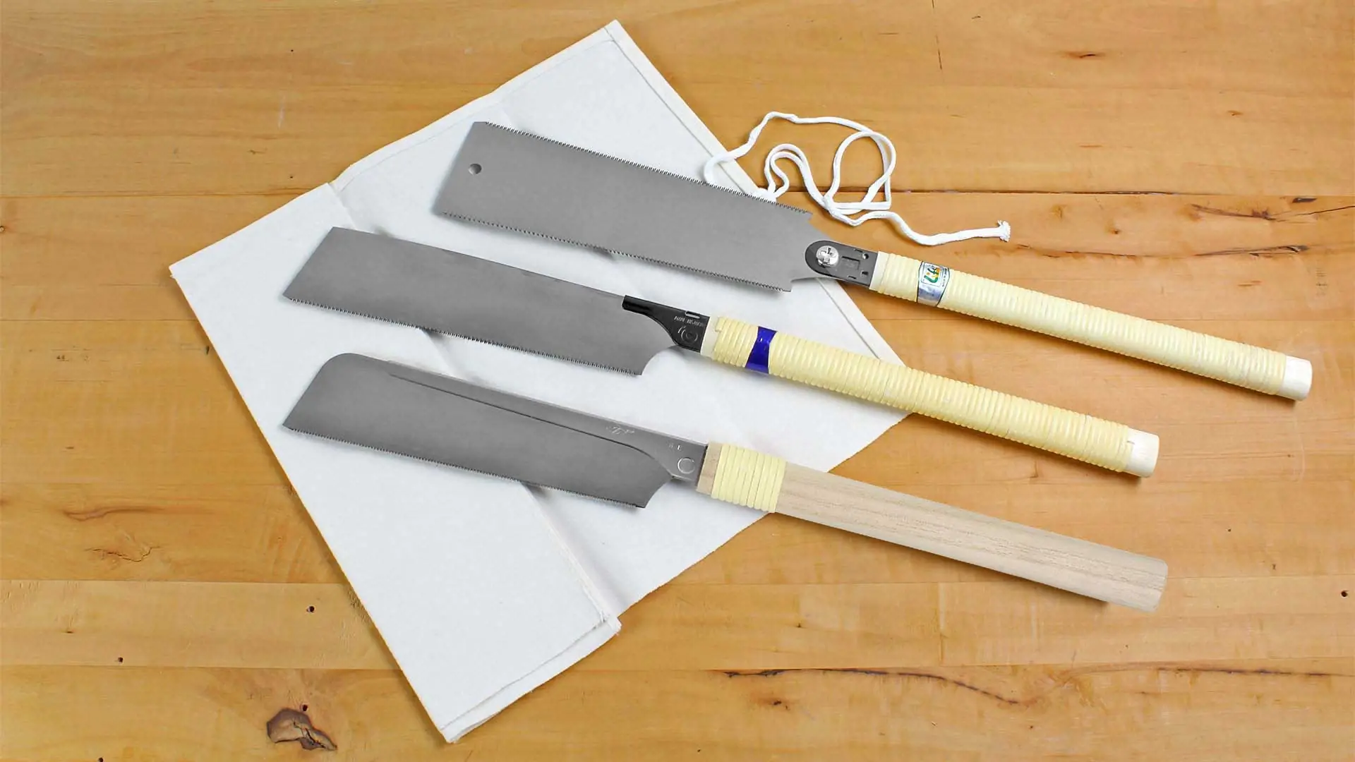Set Universal di 3 seghe giapponesi consistente di Dozuki 309325 - Ryoba 313780 - Kataba 313790 e custiodia in tessuto naturale 309858