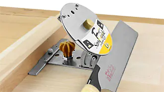 Anche i tagli a 45 gradi sono possibili su pezzi di lavoro larghi.