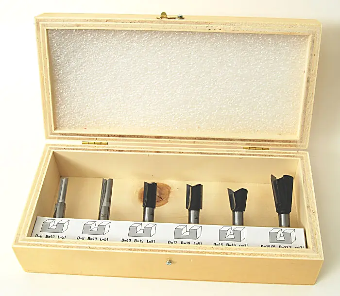Set di 6 frese per legno (Set misto 2) composto da 4 frese a taglienti dritti per canali e 2 frese per incastri a coda di rondine in scatola di legno KLEIN