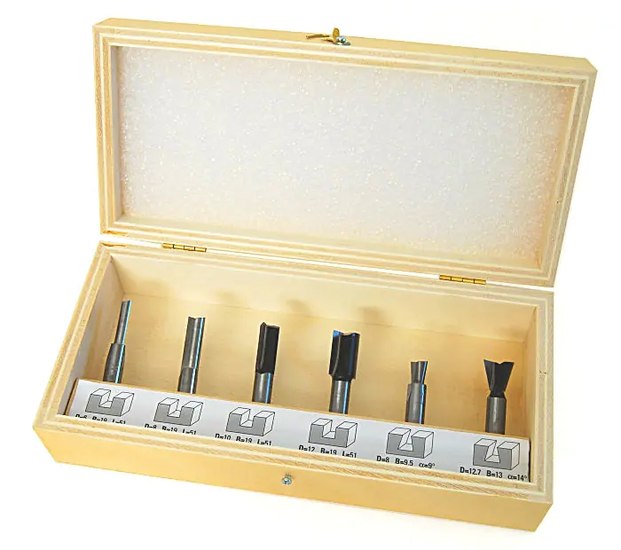 Set di 6 frese per legno (Set misto 1) composto da 4 frese a taglienti dritti per canali e 2 frese per incastri a coda di rondine in scatola di legno
KLEIN