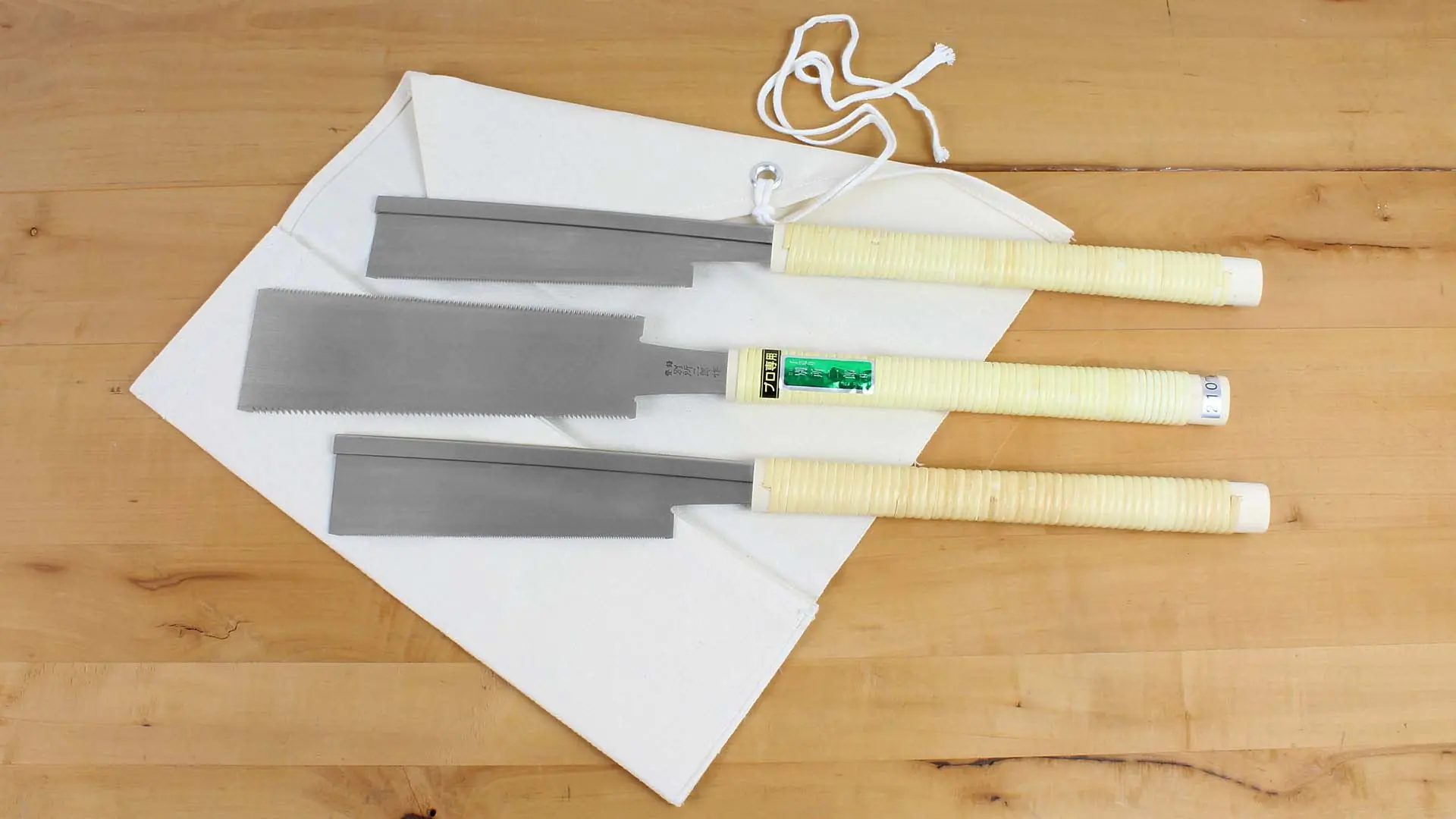 Set di seghe giapponesi tradizionali: Ryoba 312057 Dozuki traverso 312060 - Dozuki lungo 312061 - custodia in tessuto naturale 309858 Set di seghe giapponesi tradizionali: Ryoba 312057 Dozuki traverso 312060 - Dozuki lungo 312061 - custodia in tessuto naturale 309858